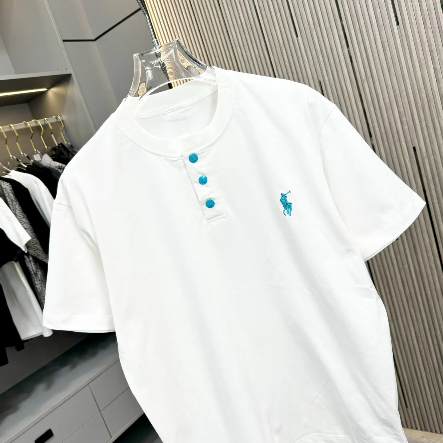 P190 POlO Ralph Lauren 25FW new spring and summer round neck T-shirt. It is made of heavy 320G double yarn combed cotton material. The upper body has a strong three-dimensional effect. It is embroidered with ten thousand needles embroidery patch ➕ ten thousand needles 🪡 embroidery process inkjet effect. ⚠️Washing method: The fabric is only dry-cleaned or wrapped in a laundry bag. Quick machine wash in cold water on the reverse side, let dry and then iron at medium temperature! Avoid vigorously wringing and machine washing from the front!  Size: S M L XL XXL Color: Black, White